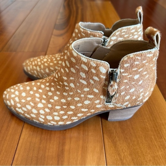 NWOT Vionic Leather or Haircalf Deer Print Real Fur Zip Ankle Boots Cecily Tan - Picture 5 of 13